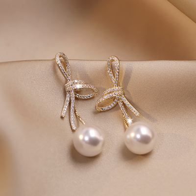Pearl Earrings with Shiny Bow in Gold